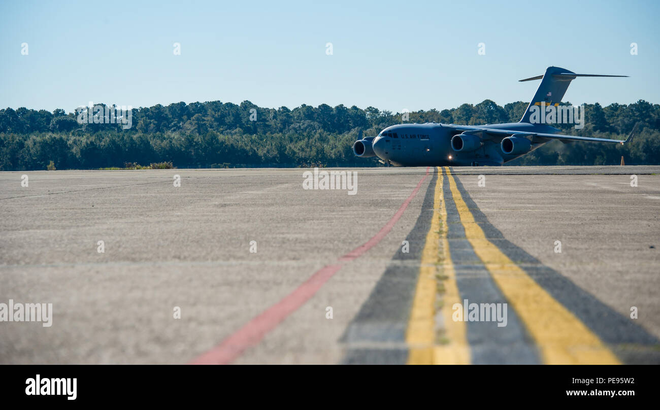 Una forza aerea C-17 Globemaster III i taxi in posizione a Hunter Army Airfield, nov. 11. Sul jet sono 26 i soldati della terza divisione di fanteria, tornando da 12 mesi di distribuzione per l'Afghanistan. Il ritorno dei soldati sono l'ultimo gruppo di comando e controllo, elemento che ha servito per gli ultimi dodici mesi come NEGLI STATI UNITI Il supporto nazionale elemento in Afghanistan e ha assunto compiti come NEGLI STATI UNITI Forces Afghanistan Vice Command Team per assistenza. L'elemento di comando comandata anche Bagram Air Field e Joint Task Force 3. (U.S. Foto dell'esercito da Staff Sgt. Richard Wrigley, 3° ID degli affari pubblici) Foto Stock