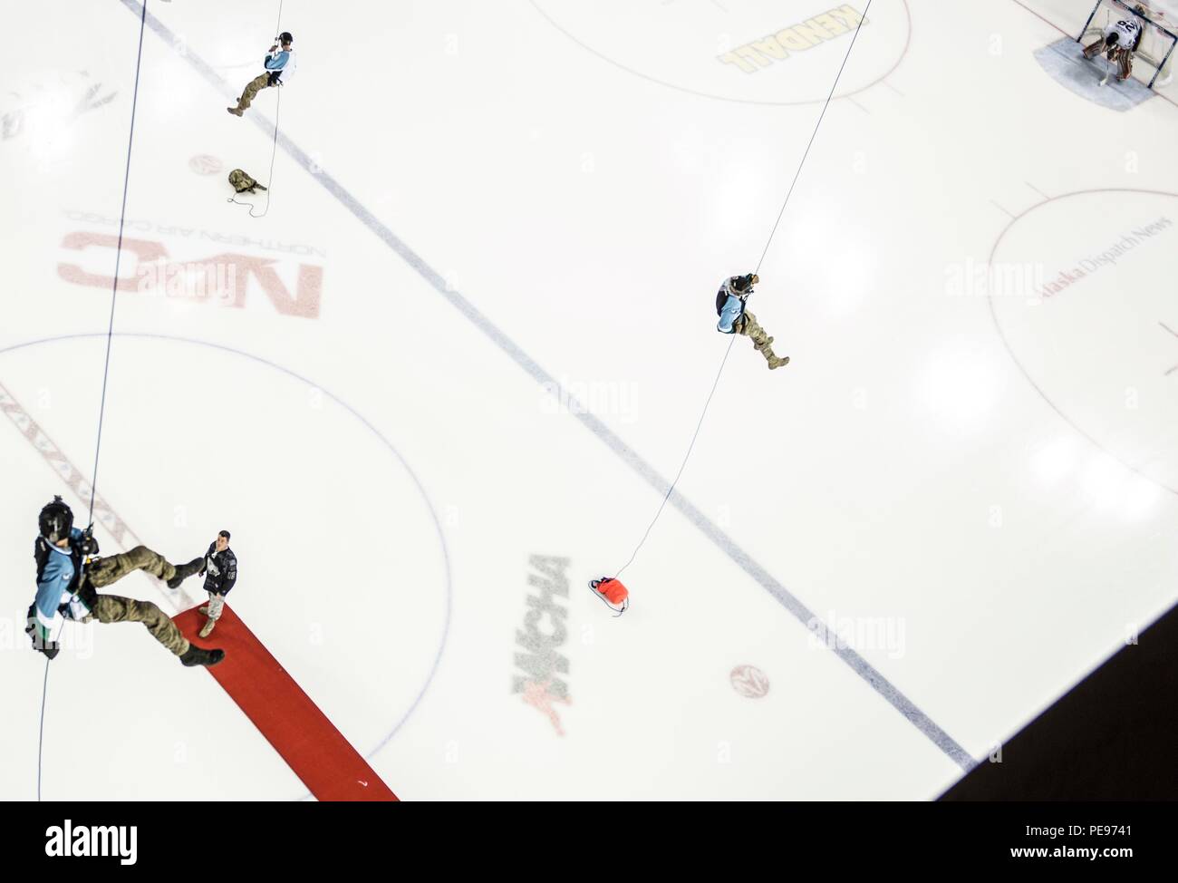 Pararescuemen con l'Alaska Air National Guard 212th Rescue Squadron rappel da puntoni del Sullivan Arena, Anchorage in Alaska,, come Lt. Gen. Russ maneggevole, Alaskan Command commander, orologi 7 Nov, 2015. L'Alaska Aces di fronte la Utah Grizzles per un militare di apprezzamento serie nov. 6 e 7. (U.S. Air Force photo by Staff Sgt. William Banton) Foto Stock