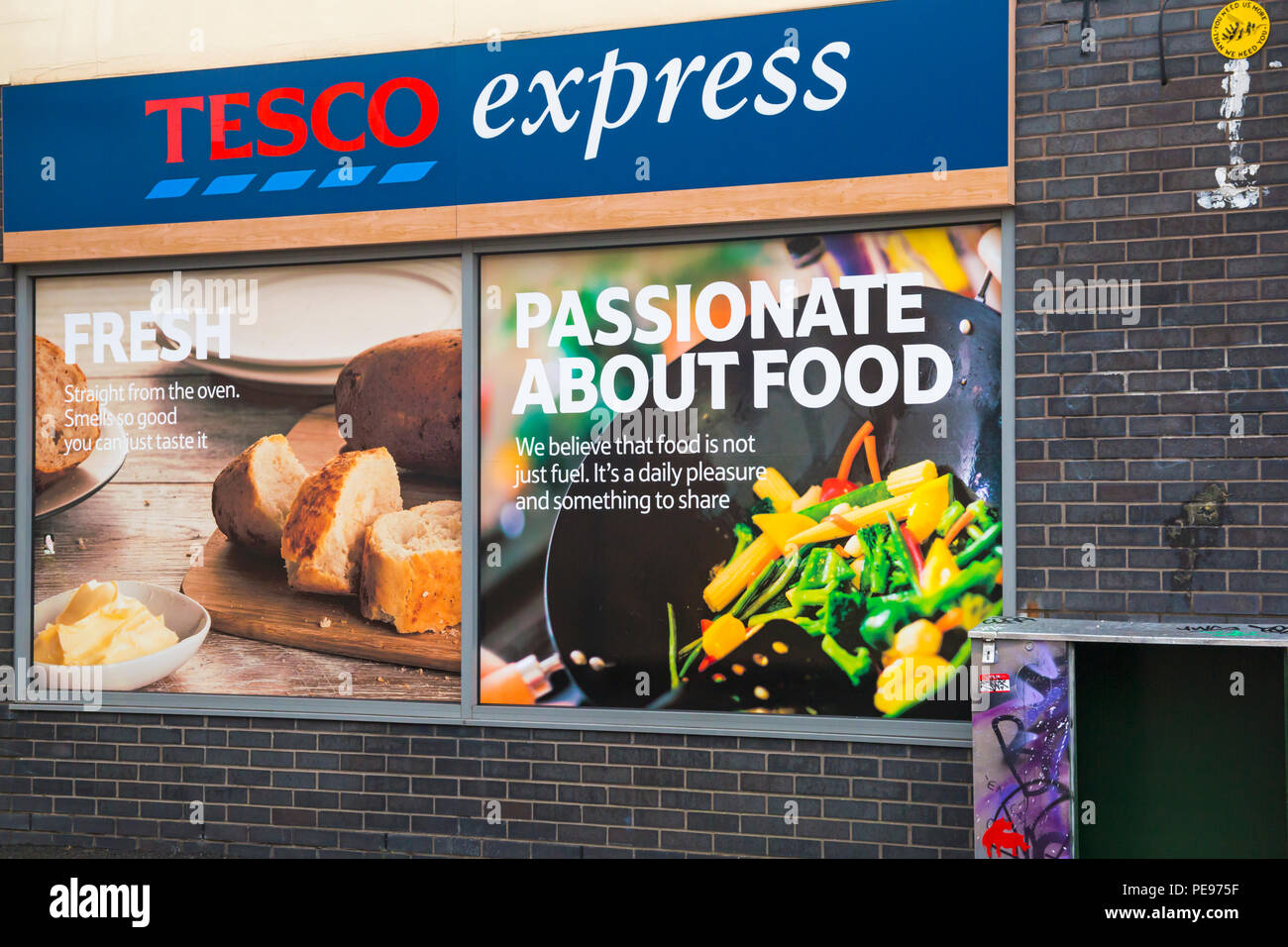 Tesco Express a North Street, Bedminster, Bristol su un wet Rainy day in agosto - appassionato di cibo Foto Stock