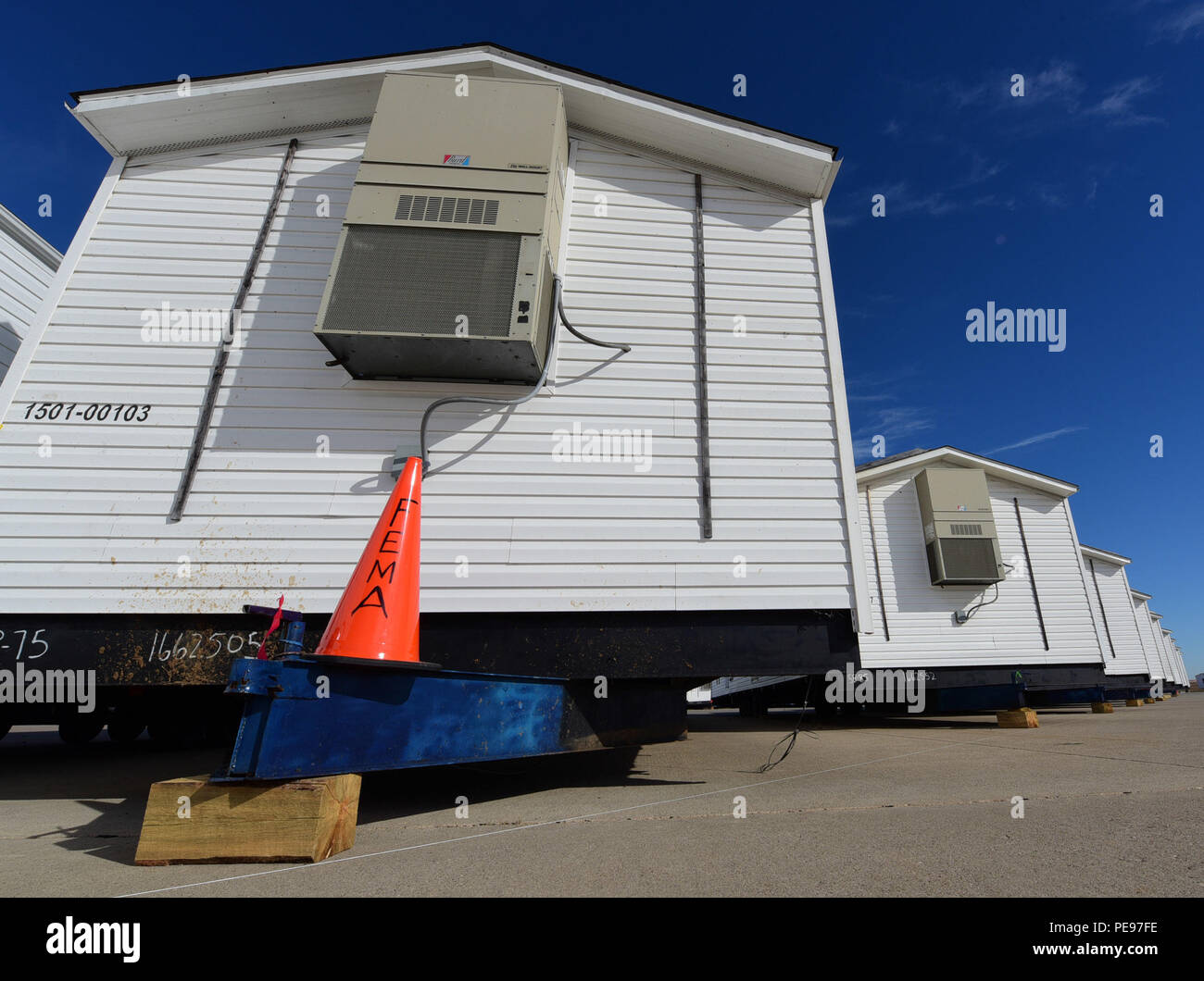 Federal Emergency Management Agency fabbricato case da Selma, Ala, sono messi in scena sul tampone di avviso a Ellsworth Air Force Base, S.D., nov. 5, 2015. FEMA finora ha inviato 50 completamente arredate case per il supporto di Pine Ridge indiano prenotazione residenti colpiti da forti tempeste e inondazioni. (U.S. Air Force foto di Airman 1. Classe James L. Miller/rilasciato) Foto Stock