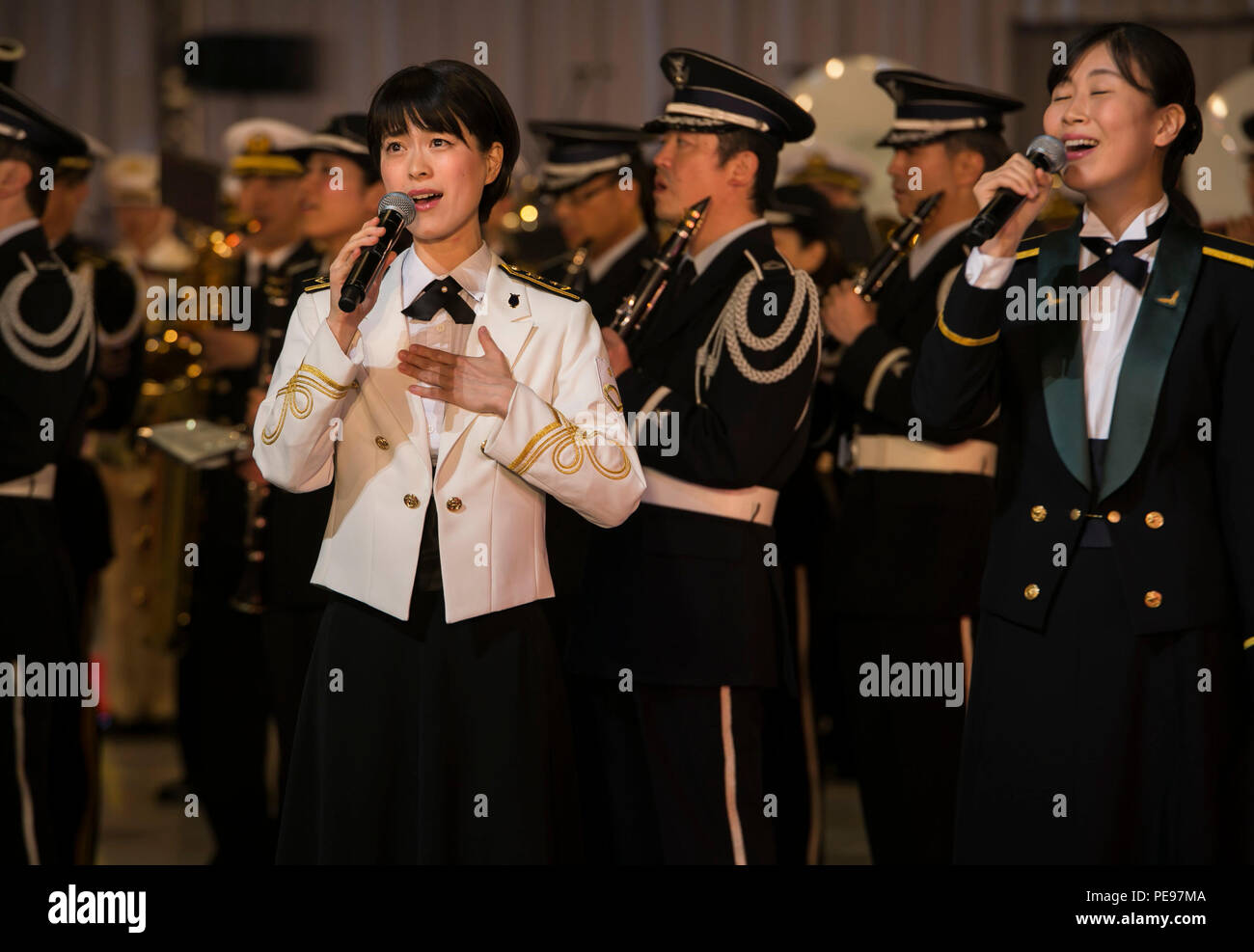 Yukari Miyake solleva la folla gli spiriti con la sua opera-come voce nov. 14 durante una performance con gli Stati Uniti Marina 7 della banda della flotta, Giappone di autodifesa marittima Force band e della Repubblica di Corea la banda della marina militare al Nippon Budokan Arena, Tokyo, come parte della JSDF Marching Band Festival. Il festival prevede la possibilità per le nazioni di legame attraverso la musica e la cultura militare. Miyake è un cantante con la JMSDF band. (U.S. Marine Corps foto di Cpl. William Hester/ rilasciato) Foto Stock