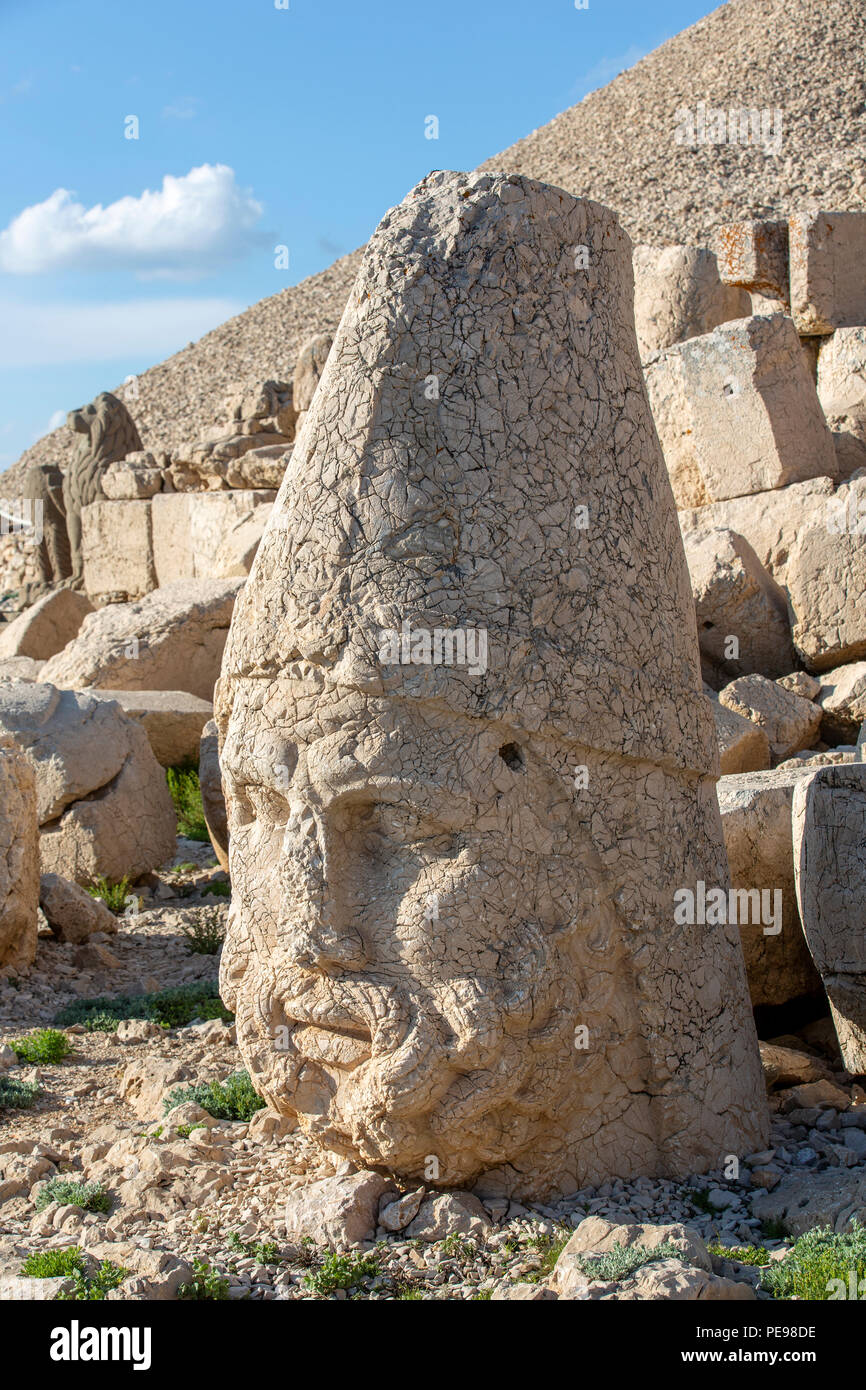 Adiyaman, Turchia - 27 Maggio 2017: Statue di West Terrace al monte Nemrut il 27 maggio 2017. Il sito Patrimonio Mondiale dell'UNESCO a monte Nemrut - Commagene K Foto Stock