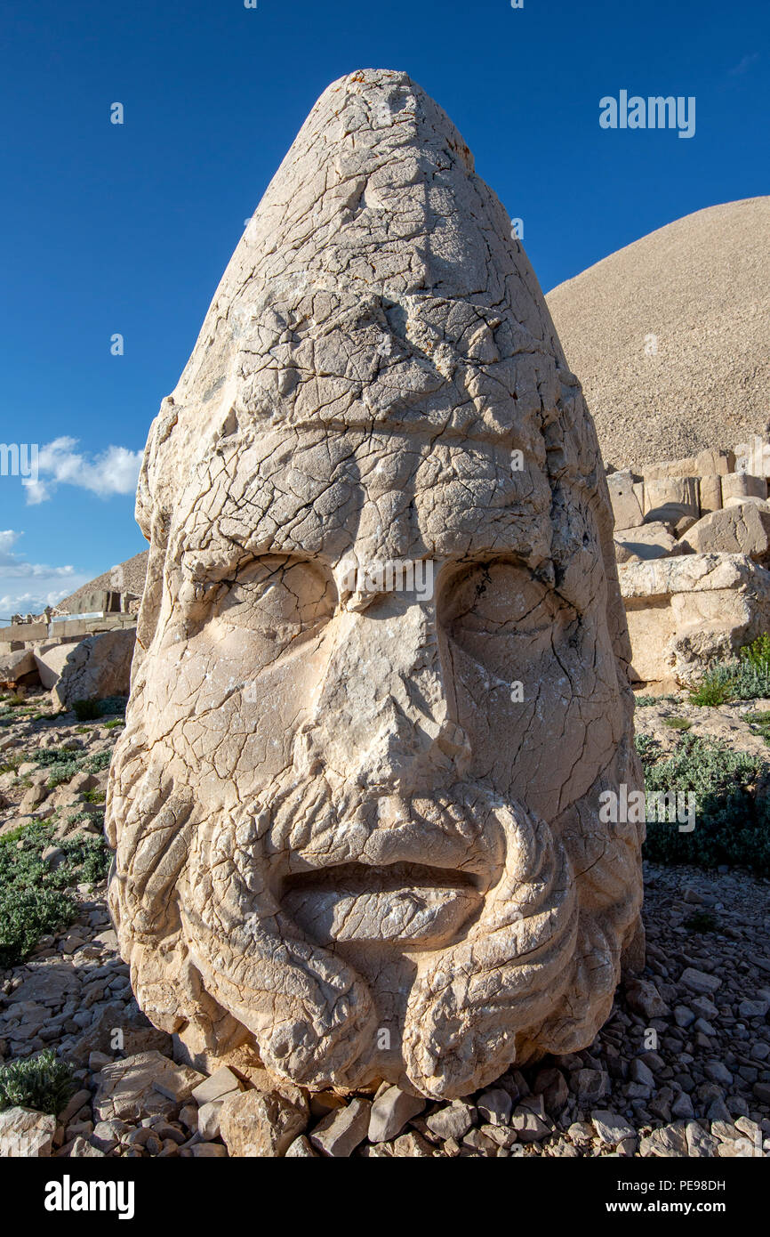 Adiyaman, Turchia - 27 Maggio 2017: Statue di West Terrace al monte Nemrut il 27 maggio 2017. Il sito Patrimonio Mondiale dell'UNESCO a monte Nemrut - Commagene K Foto Stock