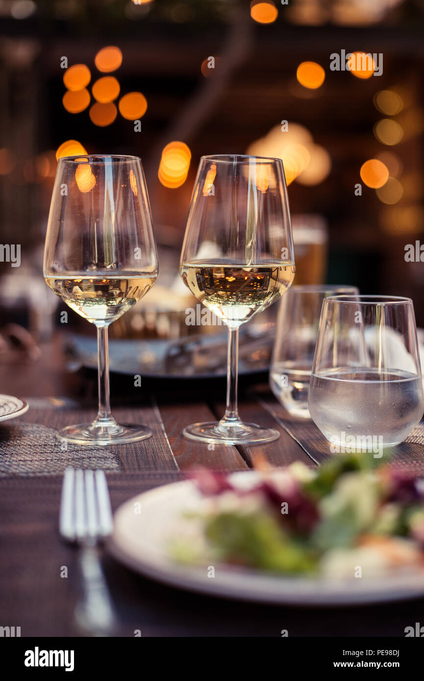Due bicchieri di vino bianco in un ristorante Foto stock - Alamy