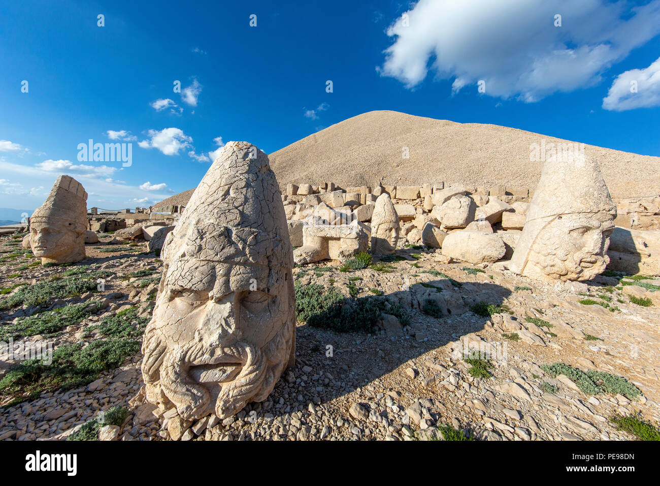 Adiyaman, Turchia - 27 Maggio 2017: Statue di West Terrace al monte Nemrut il 27 maggio 2017. Il sito Patrimonio Mondiale dell'UNESCO a monte Nemrut - Commagene K Foto Stock