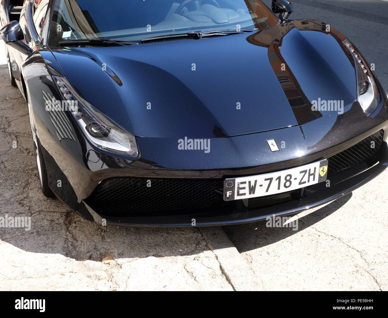 Un Nero Ferrari 488 Spider parcheggiato su una strada in Francia Foto Stock