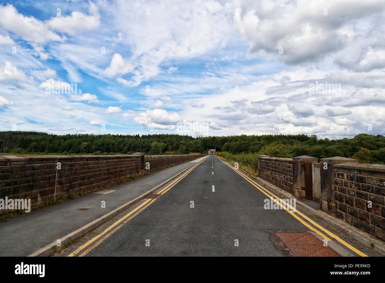 La strada sopra la diga a Fewston e serbatoi Swinsty North Yorkshire Foto Stock