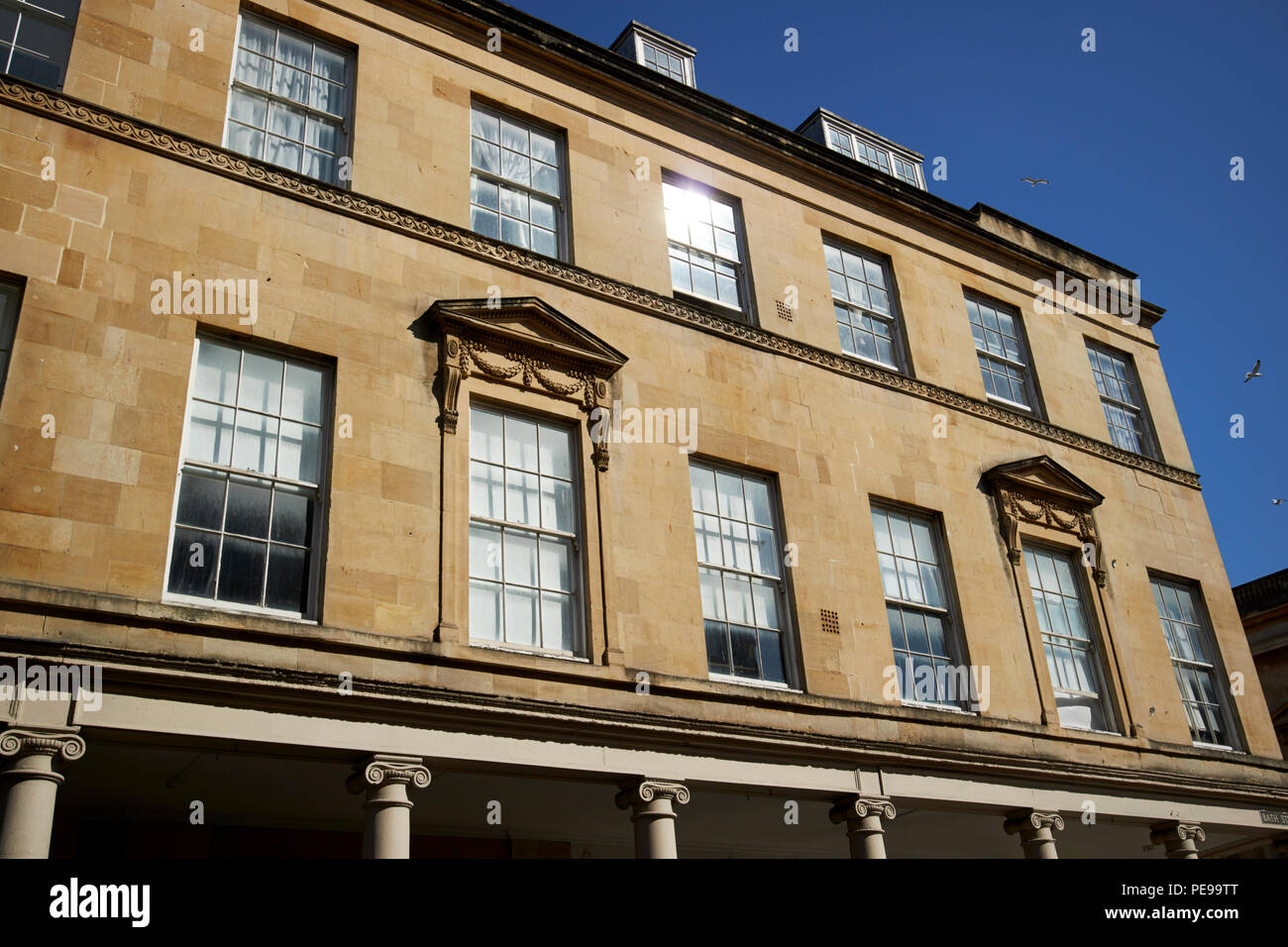 Frontoni e finestre a ghigliottina vasca da bagno in pietra di architettura georgiana caratteristiche su edificio su Bath Street Bath England Regno Unito Foto Stock