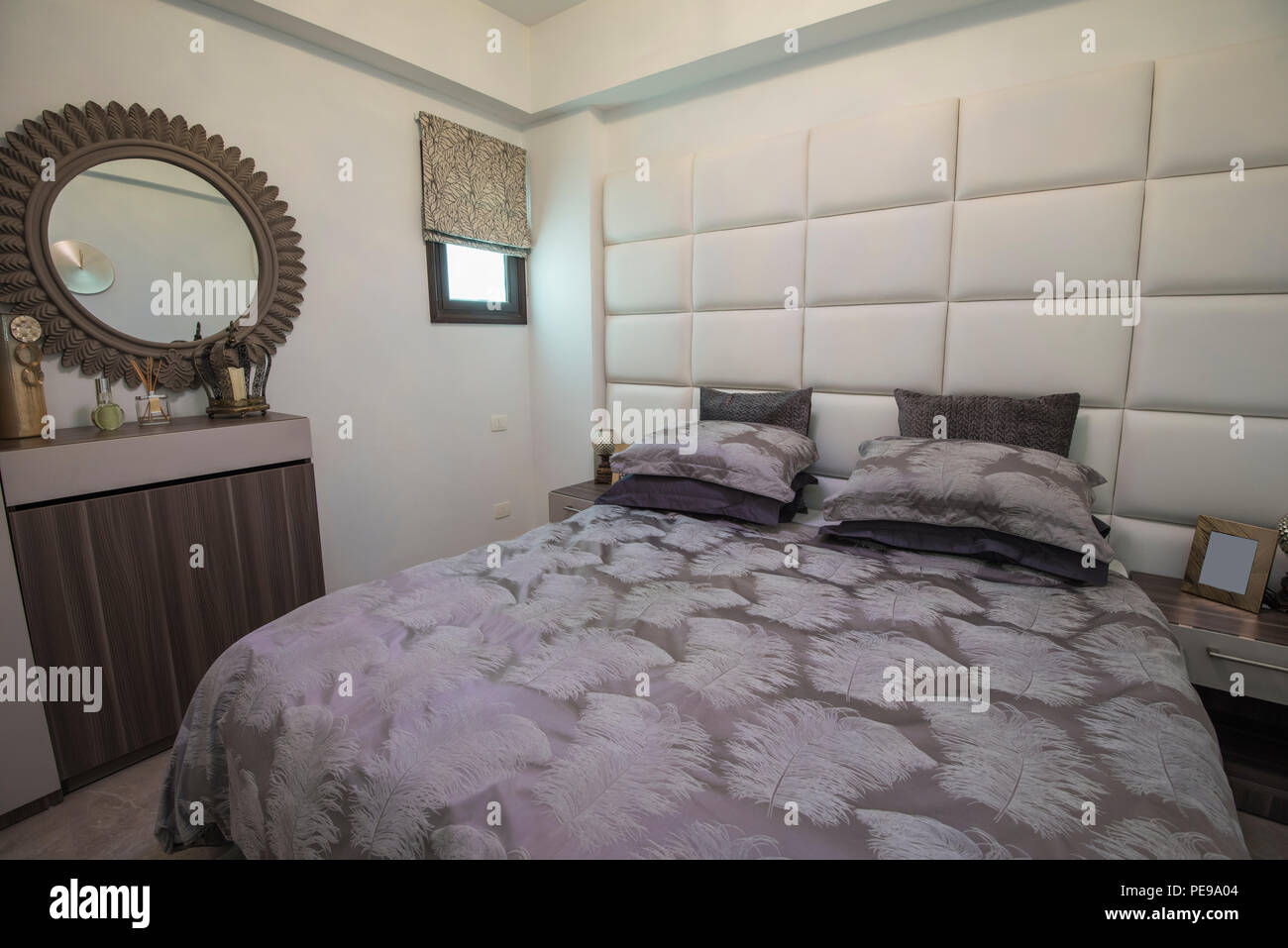 Interior design decor e arredamento di lusso show home camera con mobiletto bagno e letto matrimoniale Foto Stock