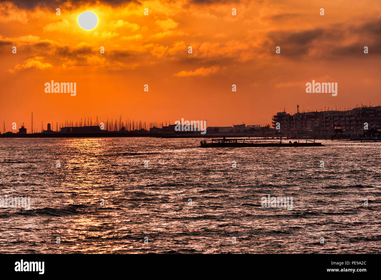Bella colorato tramonto sul mare di Roma in Lido di Ostia - Italia Foto Stock