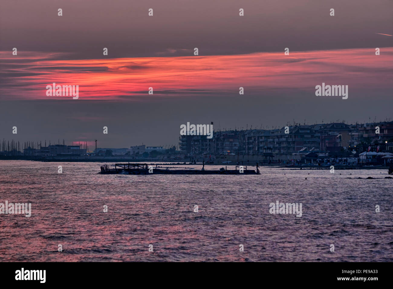 Bella colorato tramonto panoramico sul mare di Roma in Lido di Ostia - Italia Foto Stock