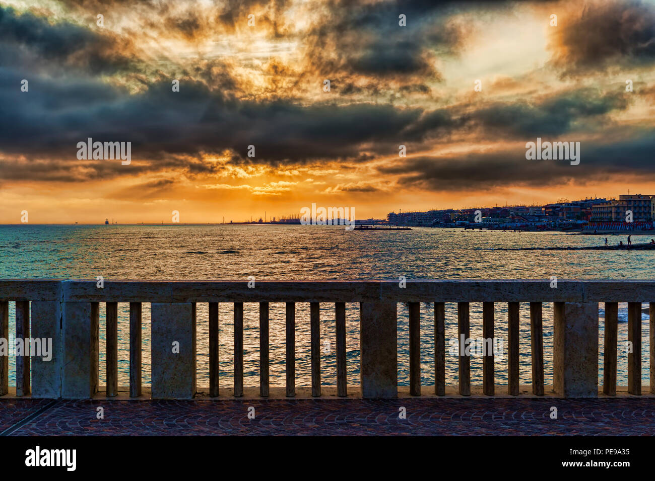 Bella colorato tramonto sul mare di Roma in Lido di Ostia - Italia Foto Stock