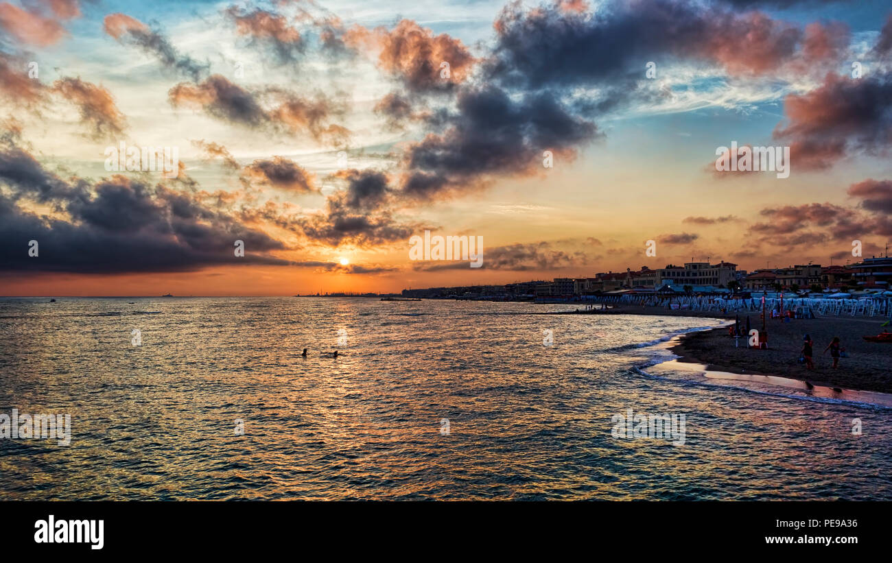 Bella colorato tramonto panoramico sul mare di Roma in Lido di Ostia - Italia Foto Stock