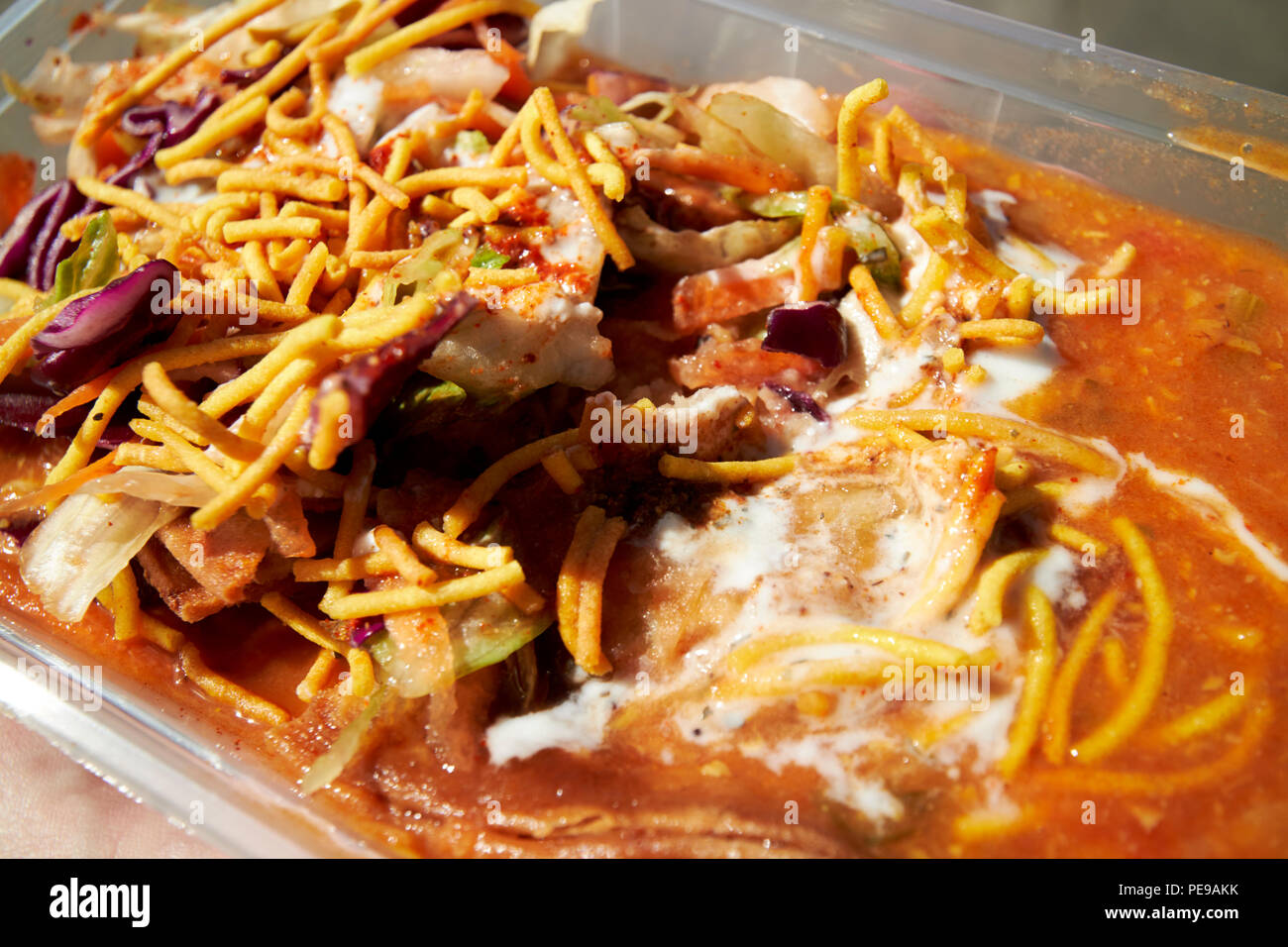 Indiano Vegetariano samosa chaat cibo di strada in un contenitore in plastica nel Regno Unito Inghilterra Bath Regno Unito Foto Stock