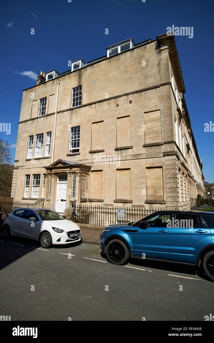 Windows bloccato a causa della finestra imposta su sunderland Street la strada più breve in vasca tra case cittadine Georgiane sulla Great Pulteney Street Bath Engla Foto Stock