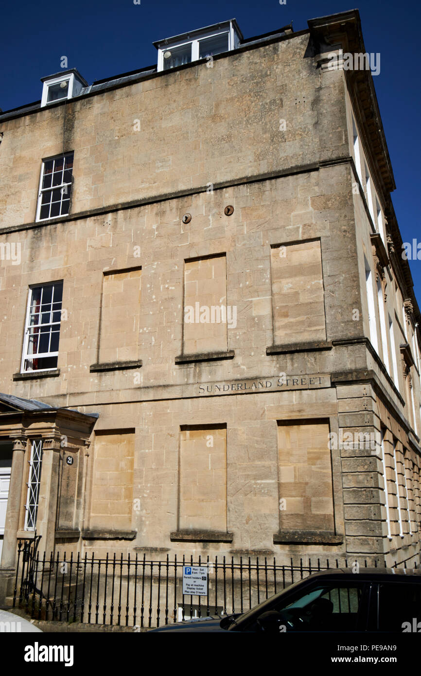 Windows bloccato a causa della finestra imposta su sunderland Street la strada più breve in vasca tra case cittadine Georgiane sulla Great Pulteney Street Bath Engla Foto Stock