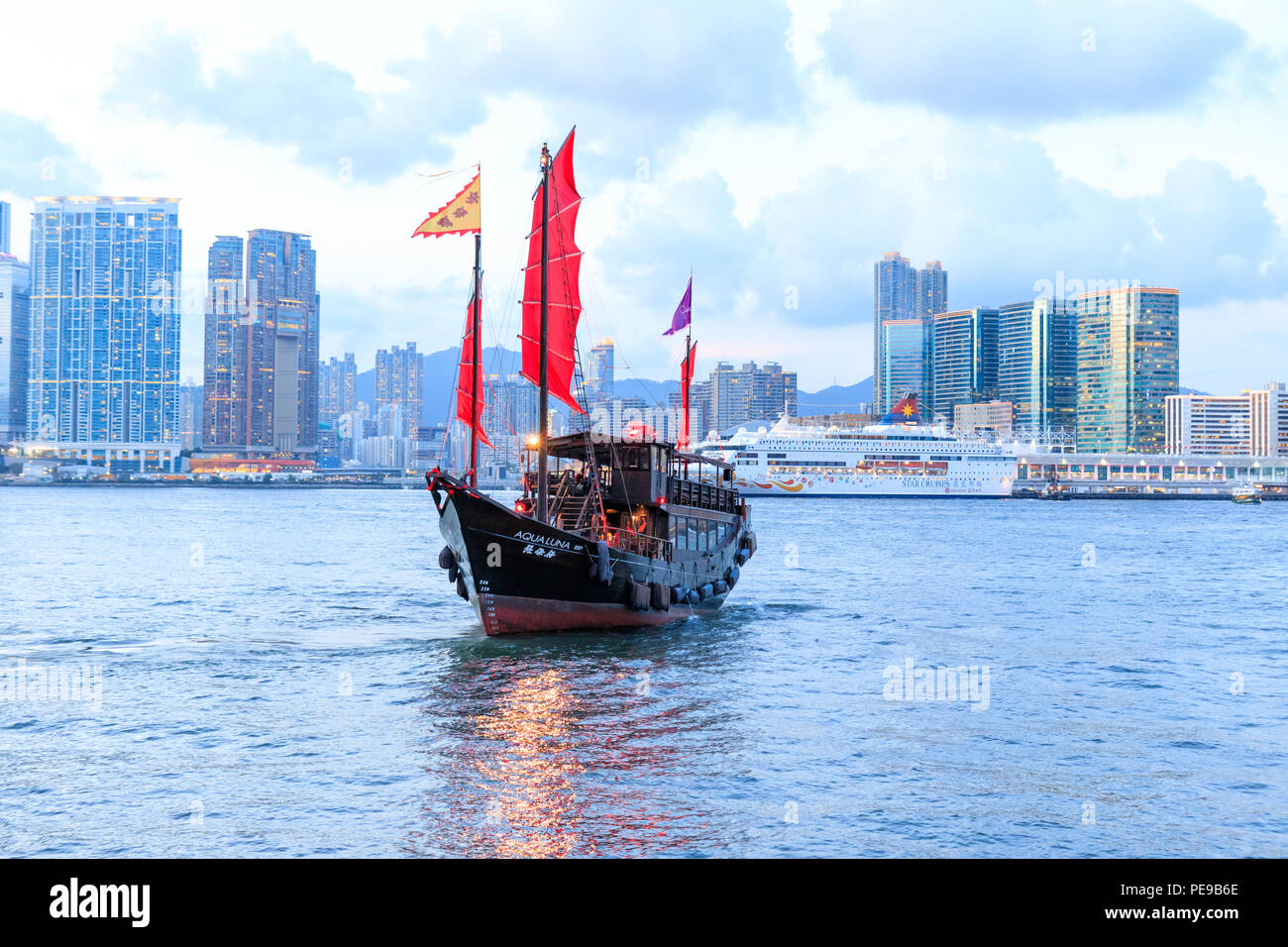 Hong Kong - Giugno 26, 2018: l'Aqua Luna nave nel porto Victoria Foto Stock