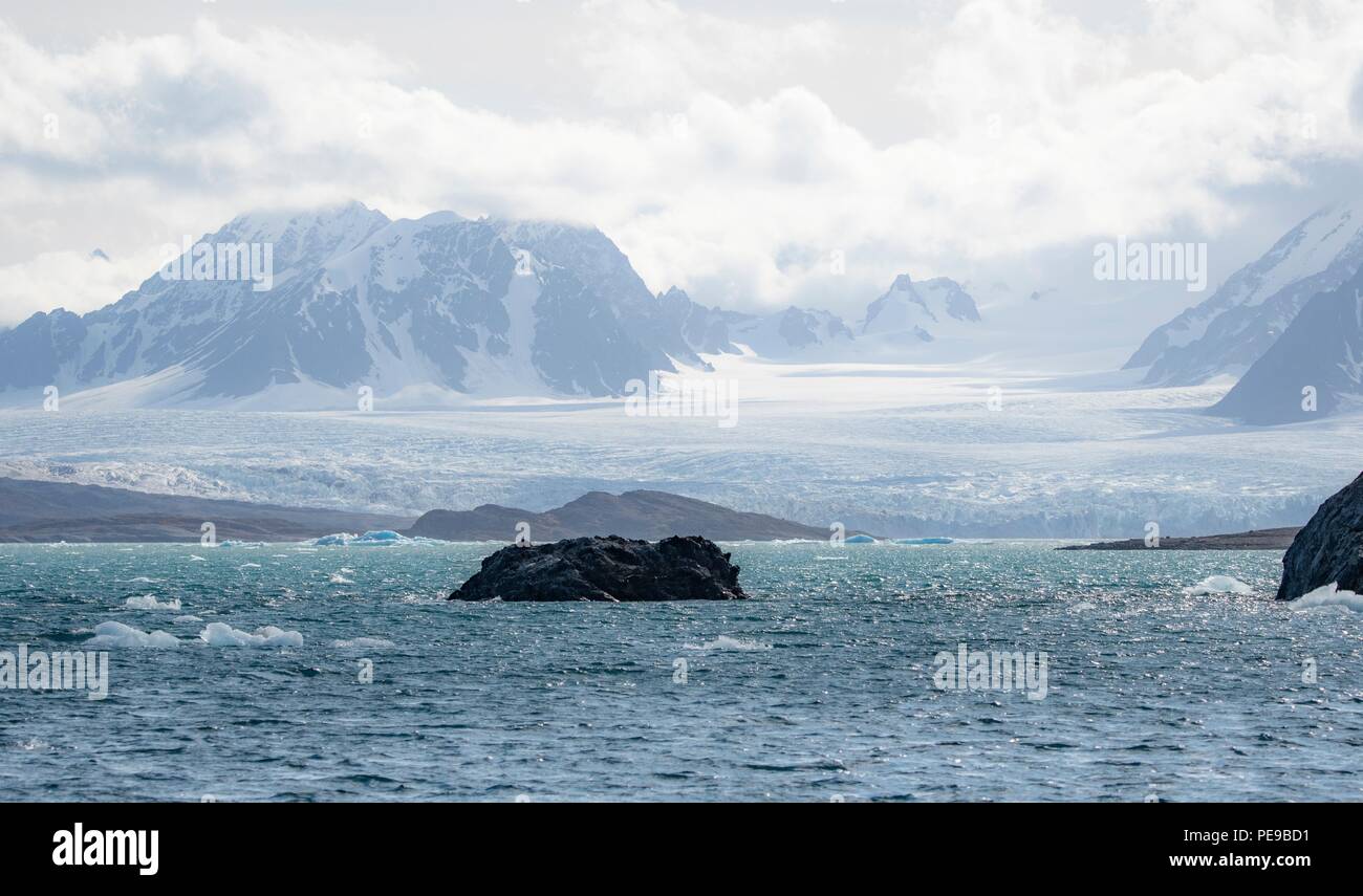 Viste della galcier dall'acqua con lo sfondo di montagna, in Svalbard Foto Stock