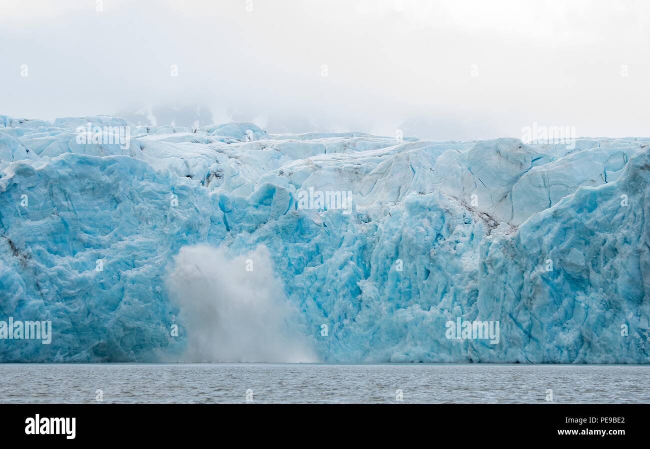Una grande parte del ghiacciaio parto e caduta in mare al di sotto delle Svalbard Norvegia Foto Stock