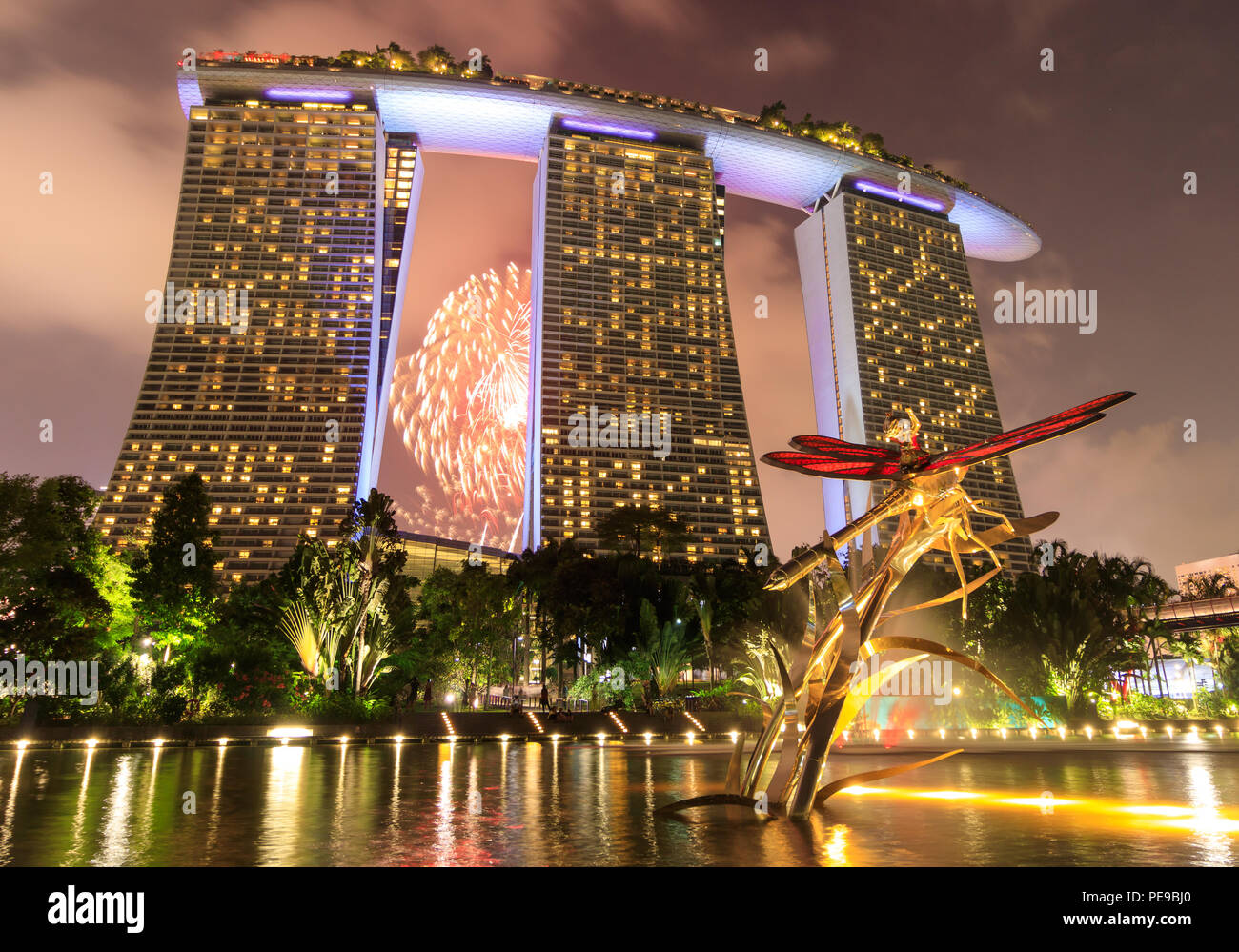 Singapore - Luglio 14, 2018: il Marina Bay Sands Hotel durante uno spettacolo di fuochi d'artificio. Foto Stock