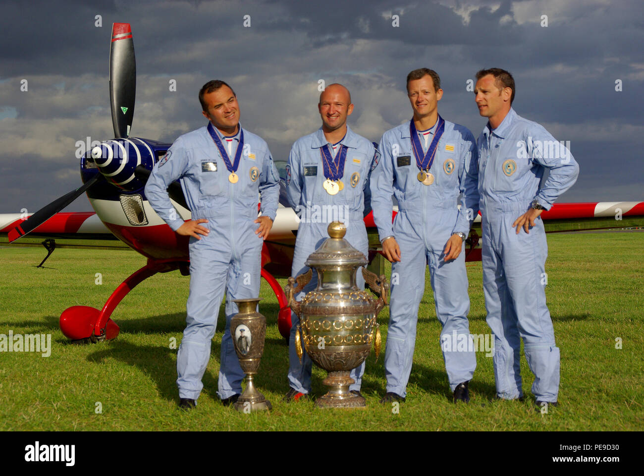 Il francese del team acrobatico al mondo campionati acrobazia WAC a Silverstone, UK. Con i vincitori del trofeo, trofei. Renaud Ecalle, Francois Le Vot Foto Stock