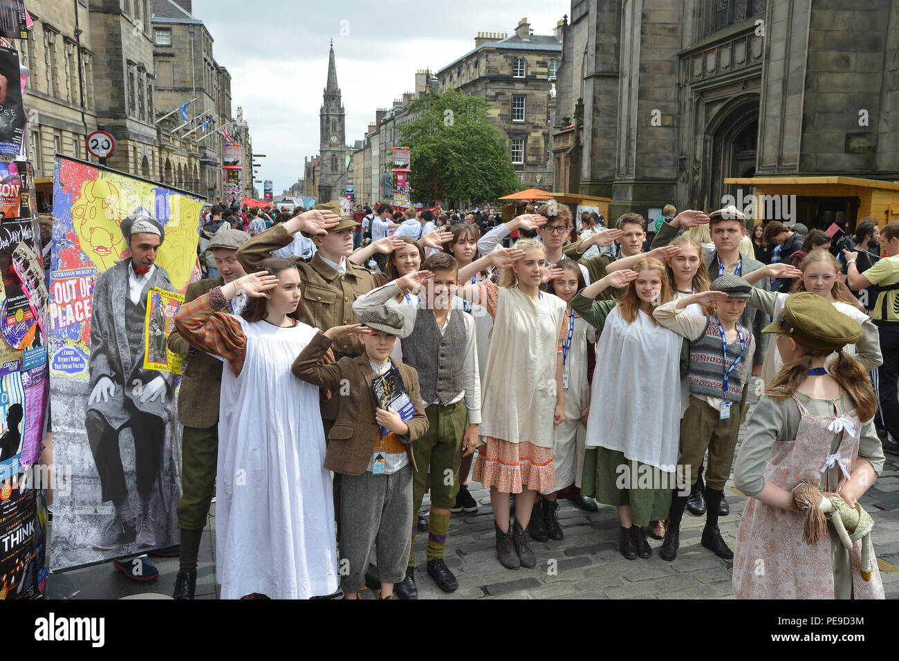 Gli artisti interpreti o esecutori sul Royal Mile di Edimburgo nella città vecchia di promuovere il loro spettacolo come parte dell'annuale Edinburgh Festival Fringe 2018 Foto Stock