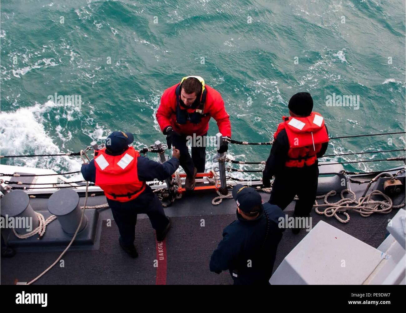 151114-N-ZZ999-001 Cherbourg, Francia (nov. 14, 2015) un porto di Cherbourg salite pilota a bordo della USS Carney (DDG 64) per assistere in tirando in Cherbourg, Francia, per una porta programmata visita nov. 14, 2015. Carney, un Arleigh Burke-class guidato-missile distruttore, distribuito a Rota, Spagna sta conducendo una pattuglia di routine negli Stati Uniti Sesta flotta area di operazioni a sostegno degli Stati Uniti per gli interessi di sicurezza nazionali in Europa. (U.S. Navy foto di Senior Chief specialista del personale Galen Draper/ rilasciato) Foto Stock