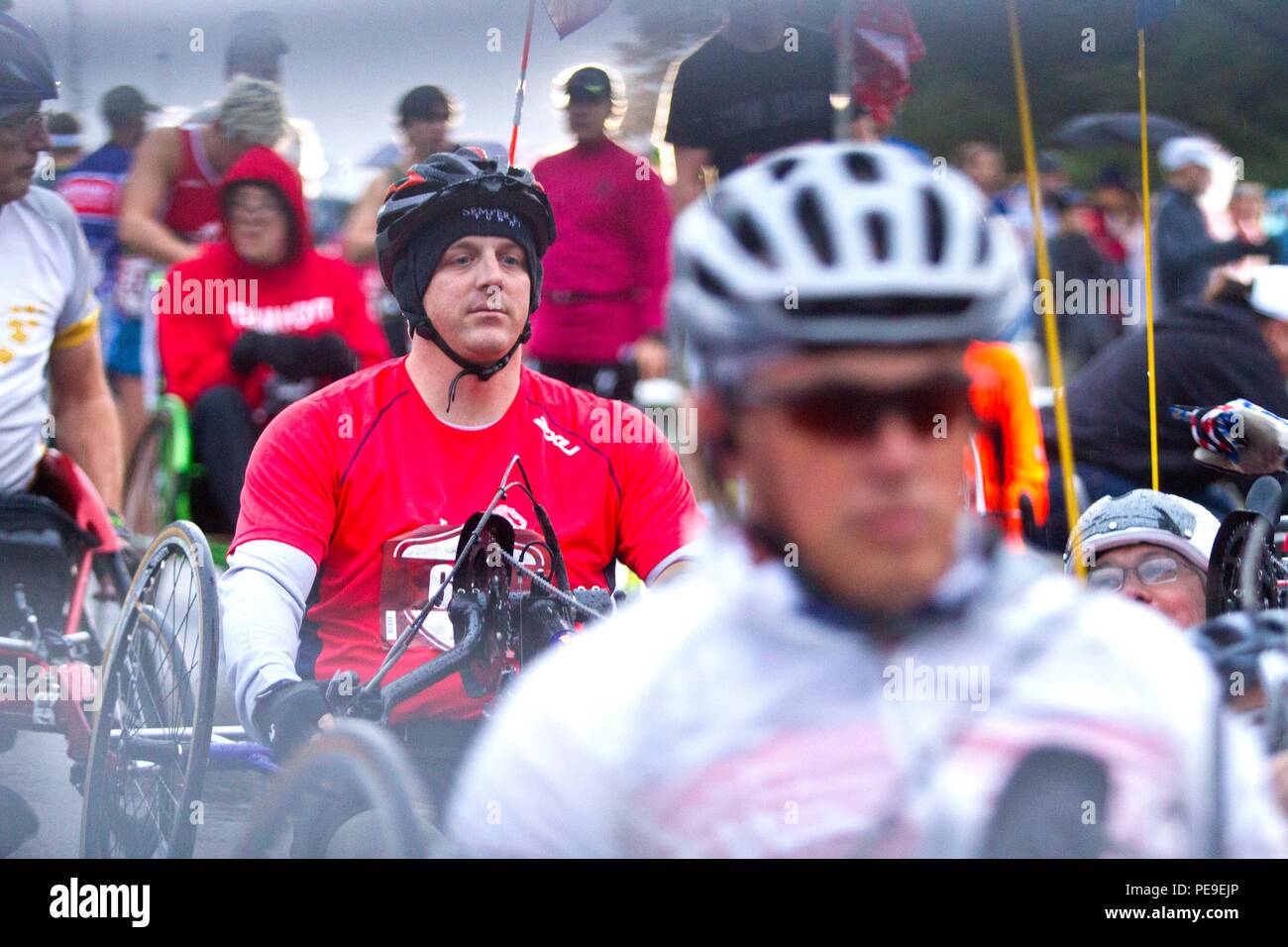 Il personale Sgt. Brandon Dotson, bib n. 677, vi attende per iniziare il quarantesimo Marine Corps Marathon ott. 25, 2015, in Arlington, Virginia Dotson è uno dei molti ciclisti a mano che partecipano alla maratona dove 23,350 partecipanti ran 26.2 miglia se la capitale della nazione. Foto Stock