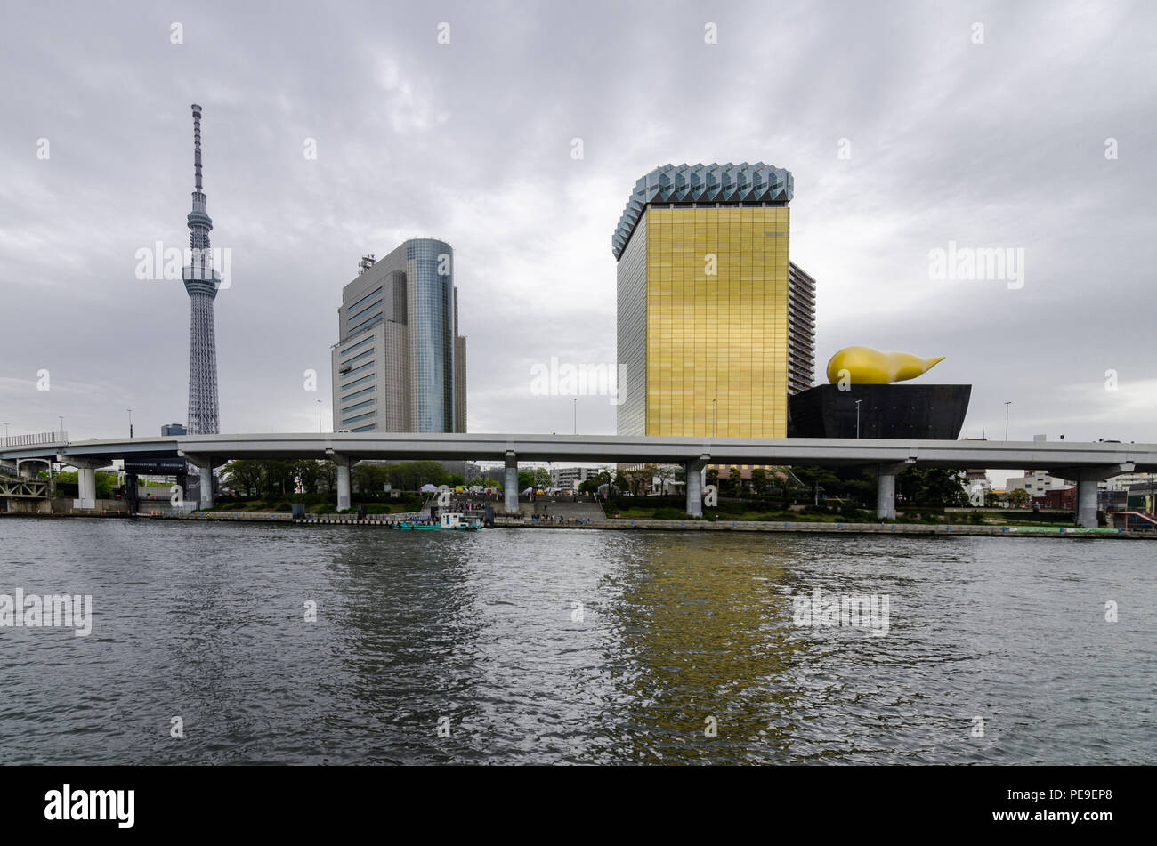 Edifici iconici come visto dal Parco Sumida, attraverso il Fiume Sumida. Tali edifici sono Asahi HQ e Torre del quartiere Sumida Office e Tokyo Skytree. Foto Stock