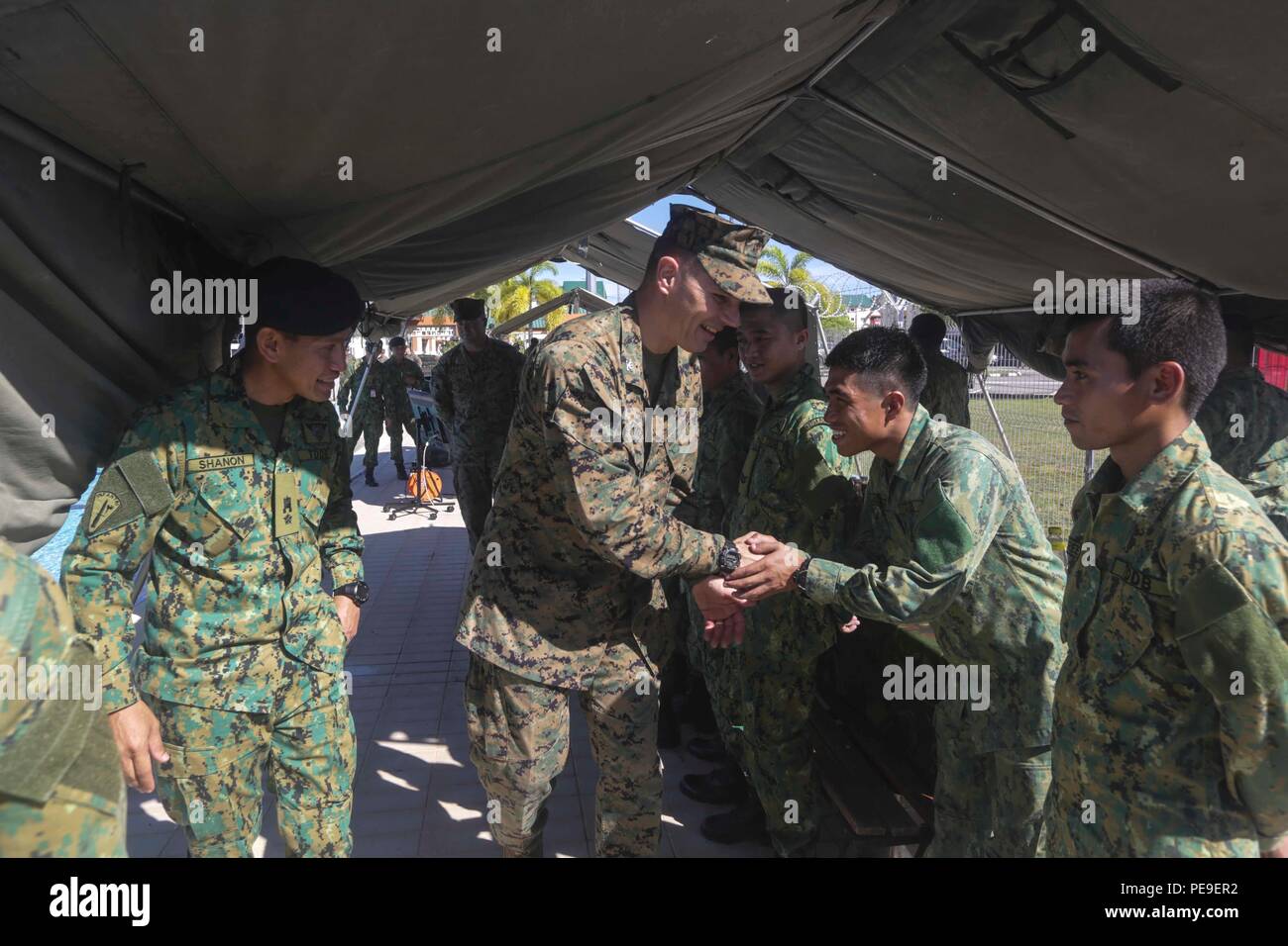 TUTONG, Brunei (nov. 12, 2015) DEGLI STATI UNITI Marine Col. Vance L. Cryer scuote le mani con i funzionari dal 3° Battaglione, Royal Brunei Forze terrestri a seguito di una combinata a galla la prontezza e la formazione - Brunei 2015. Cryer è il comandante del XV Marine Expeditionary Unit. Elementi del XV MEU Marines sono a terra in Brunei per eseguire il giorno e la notte la formazione in un ambiente urbano e per migliorare l'interoperabilità e il partenariato fra gli Stati Uniti e il Brunei. Xv MEU è attualmente implementato in Indo-Asia-regione del Pacifico per promuovere la stabilità e la sicurezza regionali negli Stati Uniti 7 area di flotta o Foto Stock