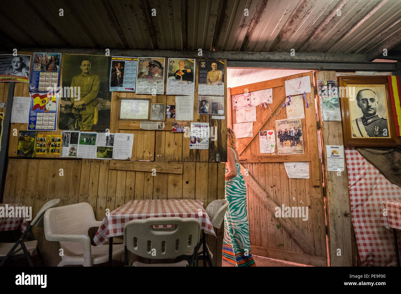 Parete di un Guachinche bar, ristorante, decorato con Franco paraphanelia, fotografie e calendari, Valle Grande, Anaga, Tenerife, Isole Canarie Foto Stock