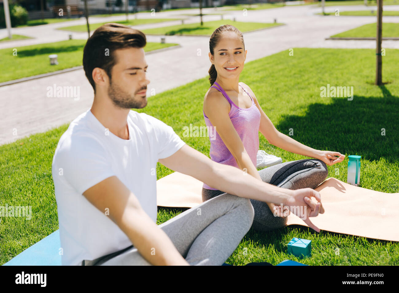 Bella donna allegra guardando il suo fidanzato Foto Stock