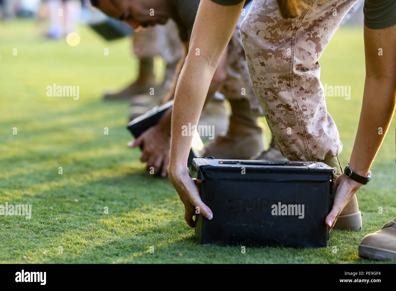 Stati Uniti Marines con 5 Marine Expeditionary Brigade (5a barra o pulsante MEB) partecipare alla lotta contro il Fitness Test (CFT) a bordo di supporto navale attività Bahrein, nov. 19, 2015. Il CFT è un 300-punto prova con un particolare accento sul fitness funzionali relative alle esigenze operative. Essa è composta da tre eventi: il movimento a contatto, munizioni, di sollevamento e la manovra sotto il fuoco. (U.S. Marine Corps foto di Cpl. Lauren Falk, quinto MEB COMCAM/rilasciato) Foto Stock