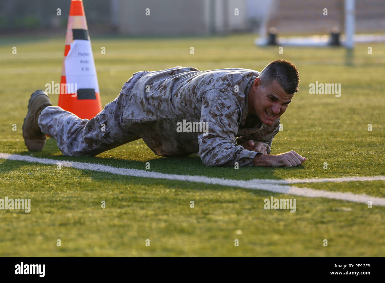Stati Uniti Marine Col. Stephen Lewallen Jr., Vice comandante, quinto Marine Expeditionary Brigade (5a barra o pulsante MEB) partecipa alla lotta contro il Fitness Test (CFT) a bordo di supporto navale attività Bahrein, nov. 19, 2015. Il CFT è un 300-punto prova con un particolare accento sul fitness funzionali relative alle esigenze operative. Essa è composta da tre eventi: il movimento a contatto, munizioni, di sollevamento e la manovra sotto il fuoco. (U.S. Marine Corps foto di Cpl. Lauren Falk, quinto MEB COMCAM/rilasciato) Foto Stock