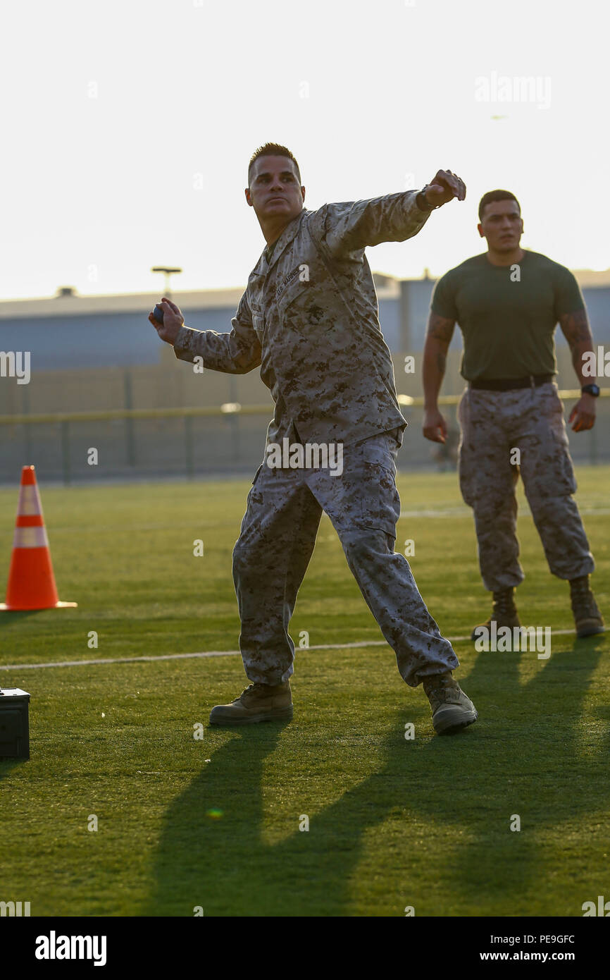 Stati Uniti Marine Col. Stephen Lewallen Jr., Vice comandante, quinto Marine Expeditionary Brigade (5a barra o pulsante MEB) partecipa alla lotta contro il Fitness Test (CFT) a bordo di supporto navale attività Bahrein, nov. 19, 2015. Il CFT è un 300-punto prova con un particolare accento sul fitness funzionali relative alle esigenze operative. Essa è composta da tre eventi: il movimento a contatto, munizioni, di sollevamento e la manovra sotto il fuoco. (U.S. Marine Corps foto di Cpl. Lauren Falk, quinto MEB COMCAM/rilasciato) Foto Stock