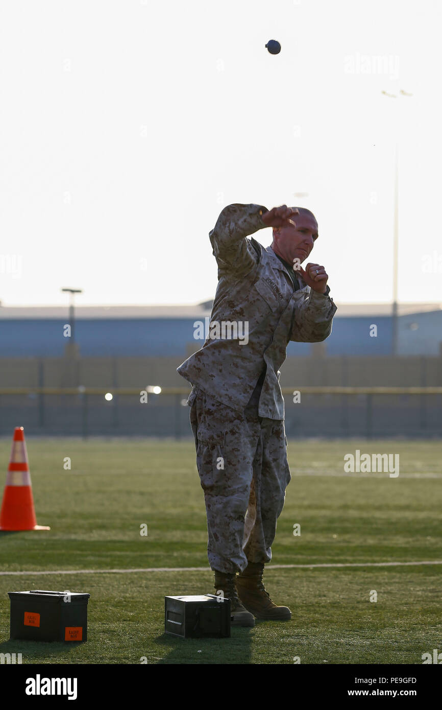 Stati Uniti Master Marine Sgt. Michael Schellenbach con 5 Marine Expeditionary Brigade (5a barra o pulsante MEB) partecipa alla lotta contro il Fitness Test (CFT) a bordo di supporto navale attività Bahrein, nov. 19, 2015. Il CFT è un 300-punto prova con un particolare accento sul fitness funzionali relative alle esigenze operative. Essa è composta da tre eventi: il movimento a contatto, munizioni, di sollevamento e la manovra sotto il fuoco. (U.S. Marine Corps foto di Cpl. Lauren Falk, quinto MEB COMCAM/rilasciato) Foto Stock