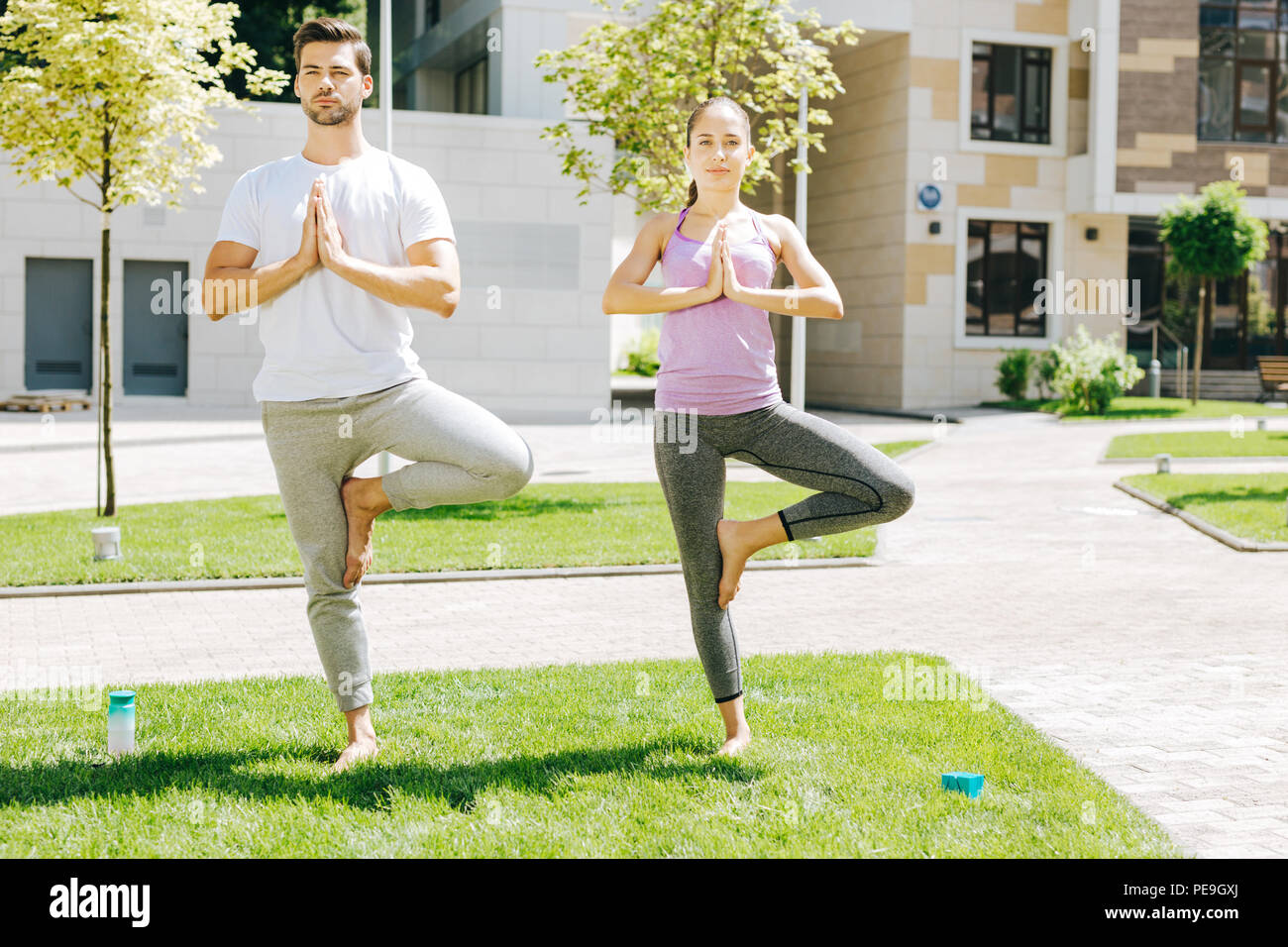Bella gente attiva godendo di yoga Foto Stock