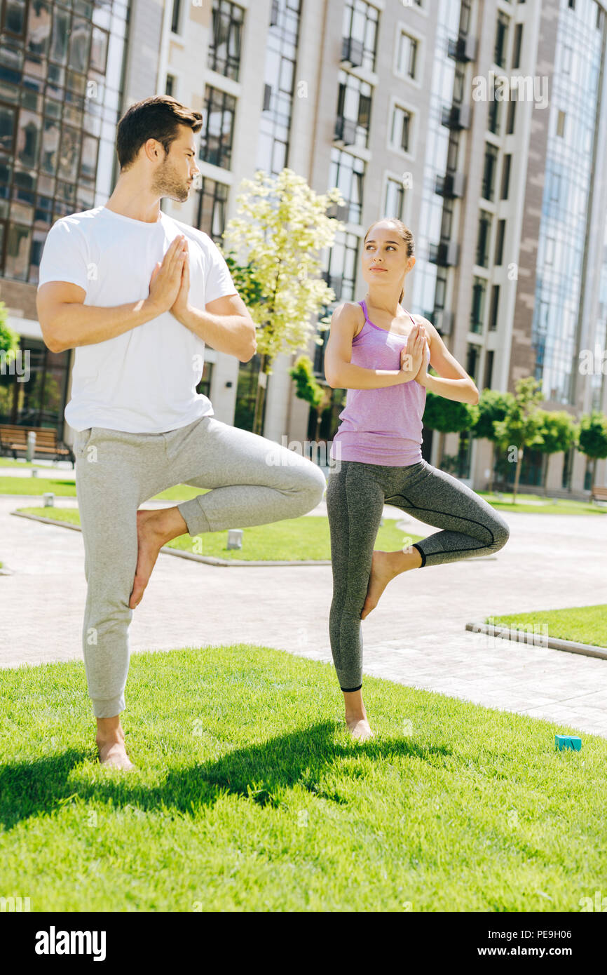 Bella giovani guardando ogni altro Foto Stock