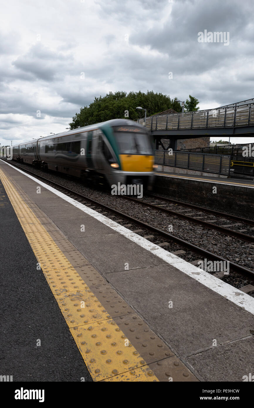 Il moderno treno a Sallins stazione ferroviaria nella contea di Kildare, Irlanda Foto Stock