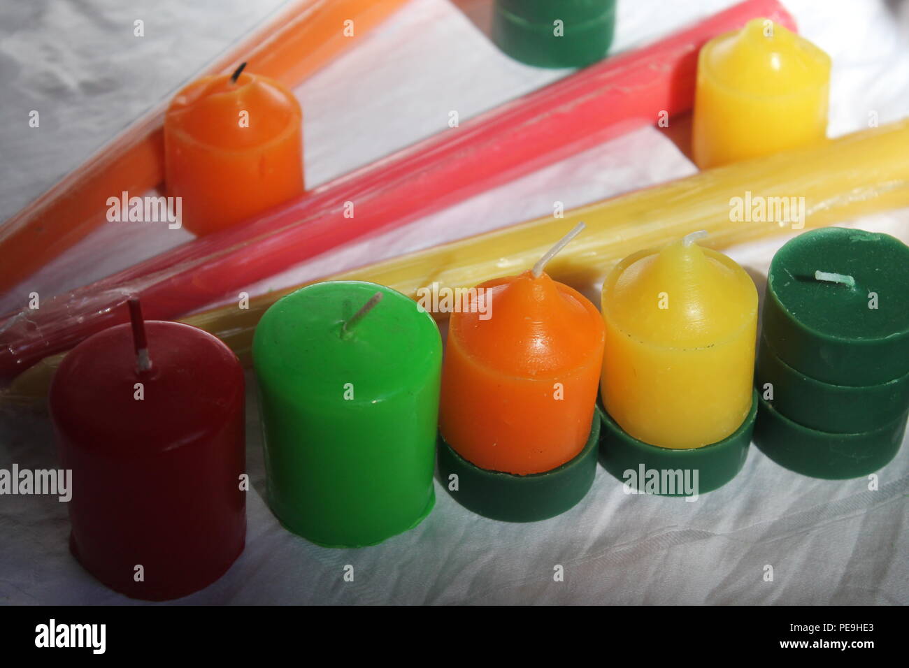 Bellissimo aroma colorati candele per la decorazione in vacanza Foto Stock