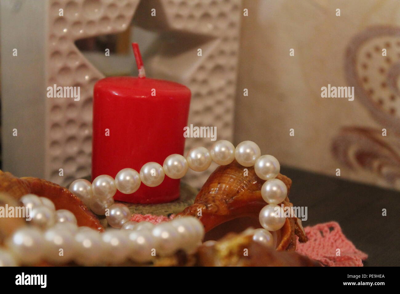 Aroma rosso candela decorato bianco perla nervatura per la celebrazione romantica vacanza Foto Stock