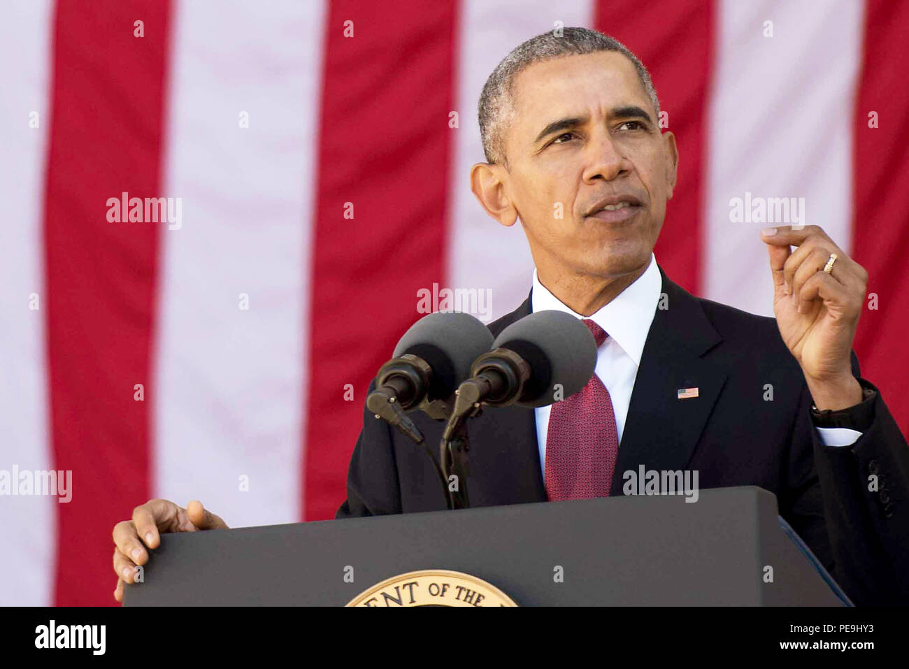 Il presidente Barack Obama parla durante la Nazionale Veterani giorno osservanza cerimonia presso il Memorial anfiteatro presso il Cimitero Nazionale di Arlington in Arlington, Virginia, nov. 11. Obama ha elogiato la corrente i livelli di budget per il reparto degli affari di veterani, ma anche detto che vi è più lavoro da fare per risolvere i problemi del veterano dei senzatetto e il backlog di VA disabilità rivendicazioni. (Foto di Spc. Brandon C. Dyer) Foto Stock