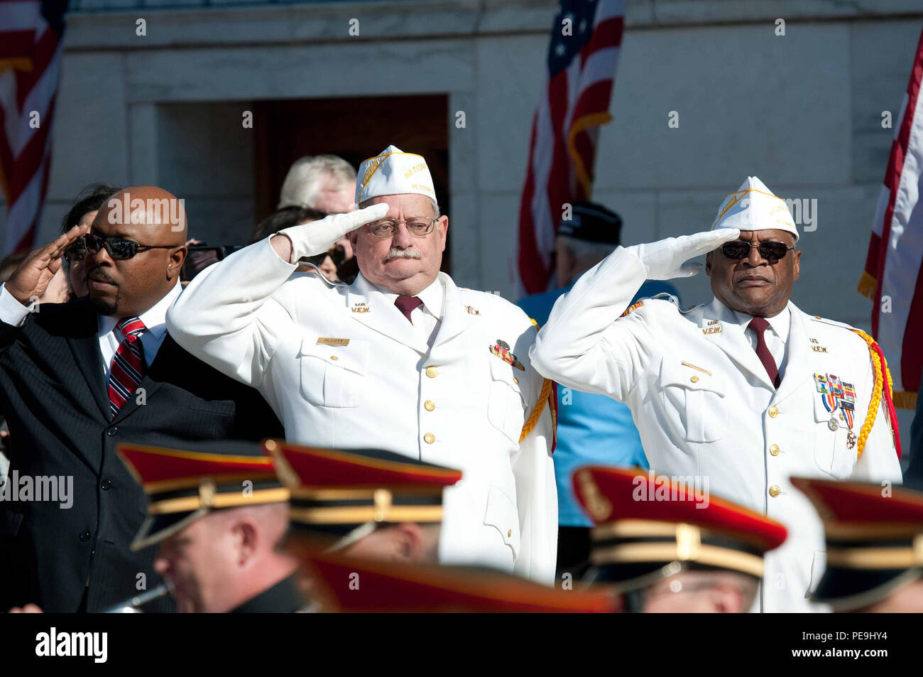 Veterani salute durante la riproduzione di un inno nazionale durante la Nazionale Veterani giorno osservanza cerimonia presso il Memorial anfiteatro presso il Cimitero Nazionale di Arlington in Arlington, Virginia, nov. 11. Durante la cerimonia, il Presidente Barack Obama ha elogiato la corrente i livelli di budget per il reparto degli affari di veterani, ma anche detto che vi è più lavoro da fare per risolvere i problemi del veterano dei senzatetto e il backlog di VA disabilità rivendicazioni. (Foto di Spc. Brandon C. Dyer) Foto Stock