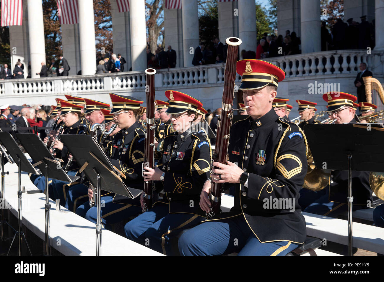 I membri dell'U.S. Army Band "Pershing la propria' eseguire durante la Nazionale Veterani giorno osservanza cerimonia presso il Memorial anfiteatro presso il Cimitero Nazionale di Arlington in Arlington, Virginia, nov. 11. (Foto di Spc. Brandon C. Dyer) Foto Stock