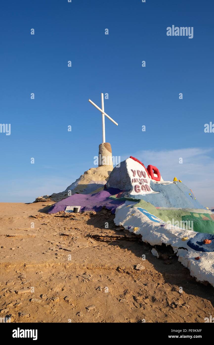 La salvezza dei popoli della montagna arte di installazione vicino alla città di Soletta e Niland, California, Stati Uniti. Foto Stock