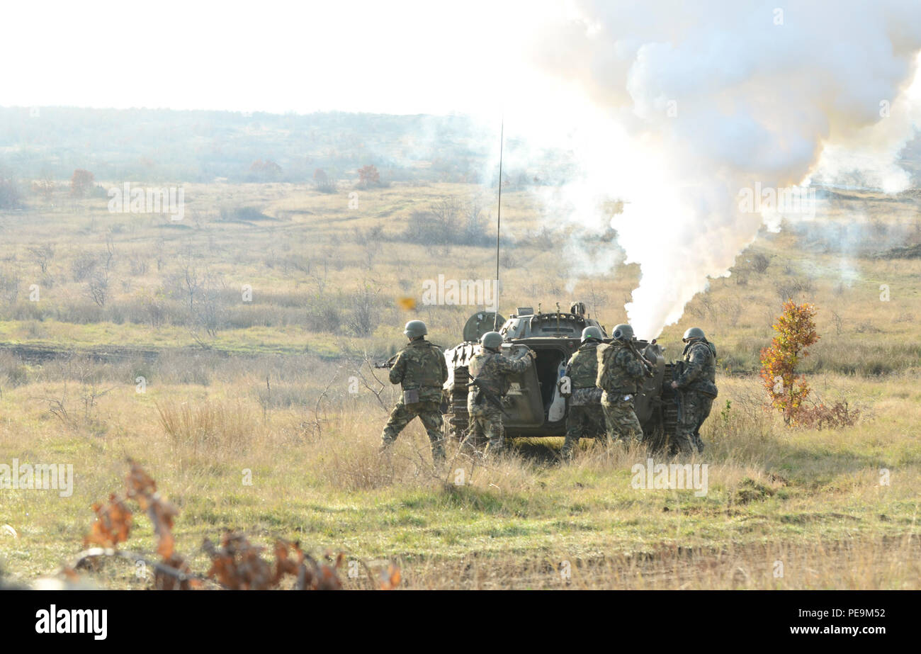 Soldati bulgara di 1-61st battaglione meccanizzato smontare il Boyevaya Mashina Pekhoty 1 (BMP-1) come essa si disperde una massiccia quantità di fumo bianco allo scopo di nascondere i soldati come cominciano il loro approccio offensivo sul nemico durante la fase di esercizio la pace Sentinel a Novo Selo Training Center, Bulgaria, nov. 24, 2015. (U.S. Foto dell'esercito da Staff Sgt. Steven M. Colvin/rilasciato) Foto Stock