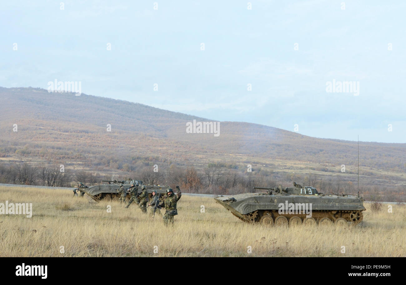 Una squadra bulgara leader di 1-61st battaglione meccanizzato segnali ad altri team leader per rimanere in linea come proseguire il loro approccio offensivo sul nemico durante la fase di esercizio la pace Sentinel a Novo Selo Training Center, Bulgaria, nov. 24, 2015. (U.S. Foto dell'esercito da Staff Sgt. Steven M. Colvin/rilasciato) Foto Stock