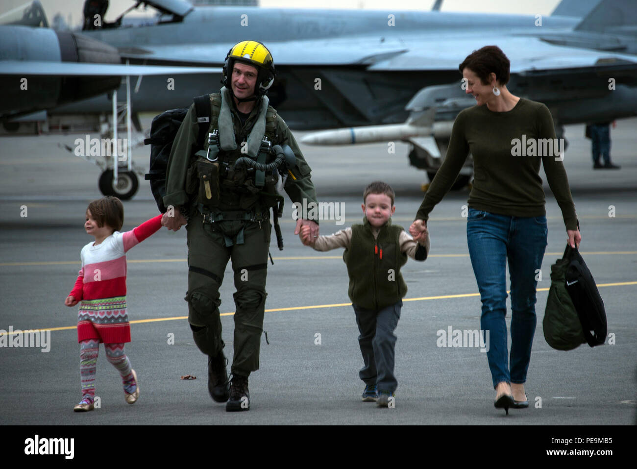 151125-N-up569-047 Atsugi, Giappone (nov. 25, 2015) della Cmdr. Adrian Calder di Strike Fighter Squadron (VFA) 27 è accolto da membri della famiglia come egli ritorna alla Naval Air Facility di Atsugi dal loro 2015 patrol imbarcato a bordo della Nimitz-class portaerei USS Ronald Reagan (CVN 76). Ronald Reagan e la sua aria imbarcato ala, Carrier aria Wing (CVW) 5, fornire un contro-pronto forza che protegge e difende il collettivo agli interessi marittimi degli Stati Uniti e dei suoi alleati e partner in Indo-Asia-Pacifico. (U.S. Foto della marina da MC3 Jason C. Bawgus II/rilasciato) Foto Stock