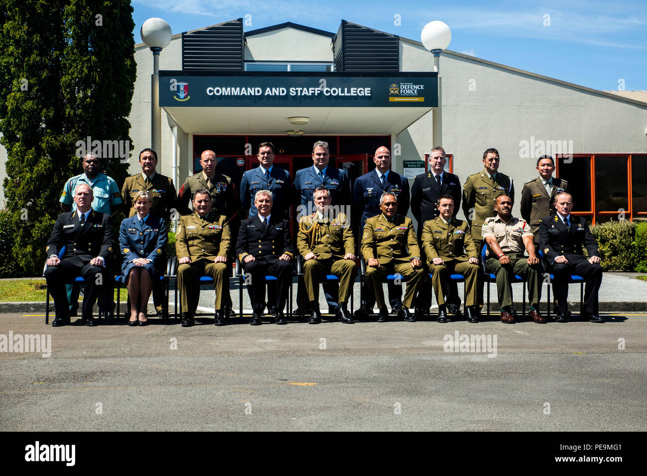 Lt. Gen. Tim Keating, centro, scatta una fotografia con la classe di laurea della difesa Comando forza e lo Staff College, Wellington, Nuova Zelanda, nov. 19, 2015. Sgt. Il Mag. Christian L. Charkowski, in seconda fila, il terzo da sinistra, è stato il primo U.S. Marine e il secondo servizio DEGLI STATI UNITI gli stati a laurearsi in corso. Ha frequentato il giunto Marescialli' Corso Avanzato, nel caso in cui gli obiettivi sono stati per la preparazione di livello senior leaders per senior strategic advisory posizioni, aumentare le conoscenze degli studenti di sicurezza regionale per il Pacifico sud-ovest, e forniscono informazioni sulle lavorazioni del gov Foto Stock