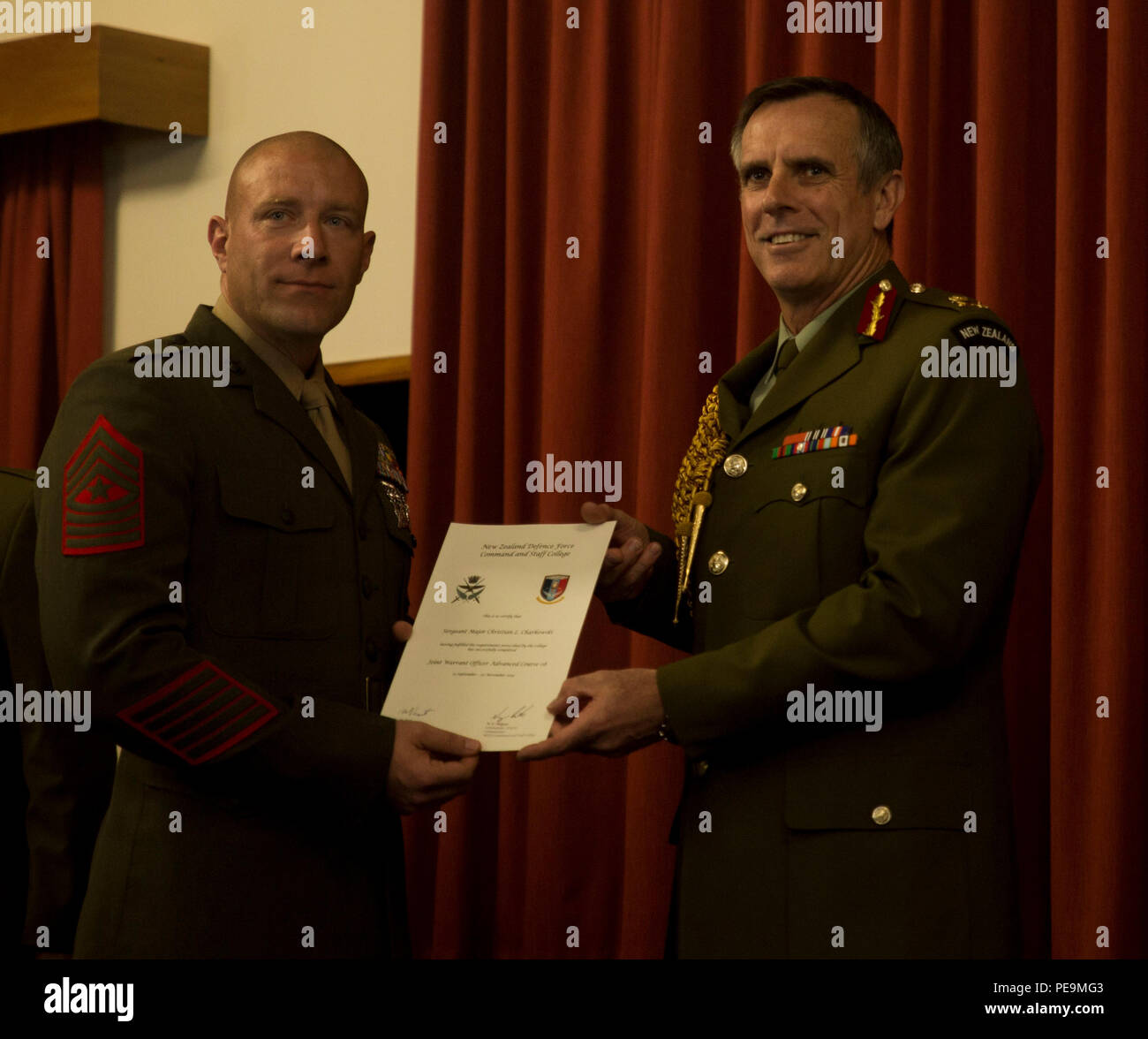 Stati Uniti Marine Corps Sgt. Il Mag. Christian L. Charkowski, sinistra, riceve il suo certificato di laurea dalla Nuova Zelanda Defence Force Lt. Gen. Tim Keating, alla forza di difesa il comando e lo Staff College, Wellington, Nuova Zelanda, nov. 19, 2015. Charkowski è il primo U.S. Marine e il secondo servizio DEGLI STATI UNITI STATI per laurearsi presso il college. Ha frequentato il giunto Marescialli' Corso Avanzato vi, nel caso in cui gli obiettivi sono stati per la preparazione di livello senior leaders per senior strategic advisory posizioni, aumentare le conoscenze degli studenti di sicurezza regionale per il Sud Ovest del Pacifico e offrono una visione Foto Stock
